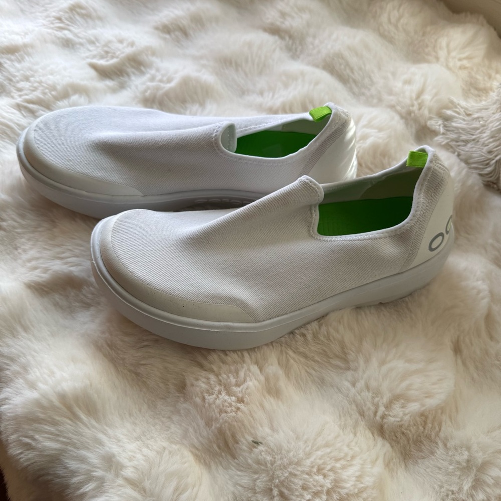Oofos WOMEN'S OOMG EEZEE LOW SHOE - WHITE size 9